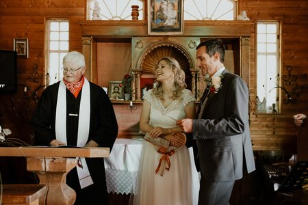 Brautpaar mit Pfarrer vor dem Altar
