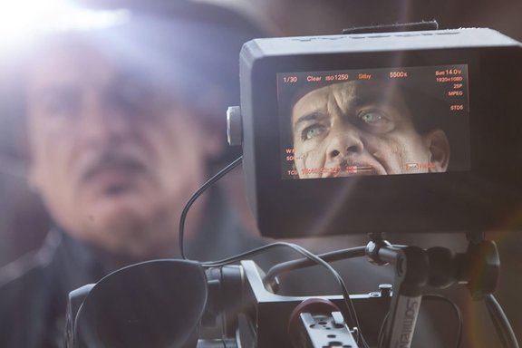 Kamera filmt einen Mann in Nahaufnahme