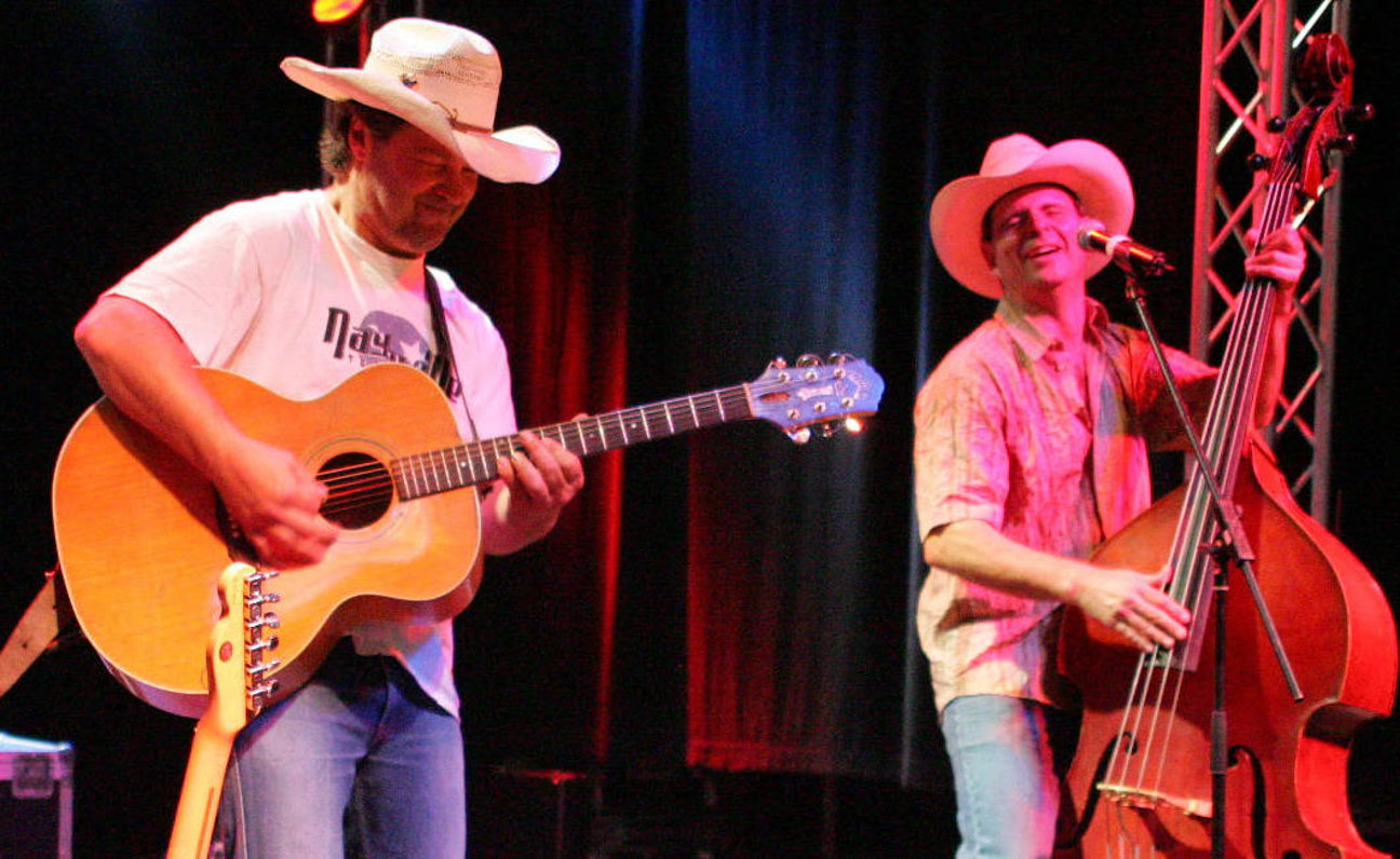 Zwei Männer mit Cowboyhüten, Gitarre und Cello