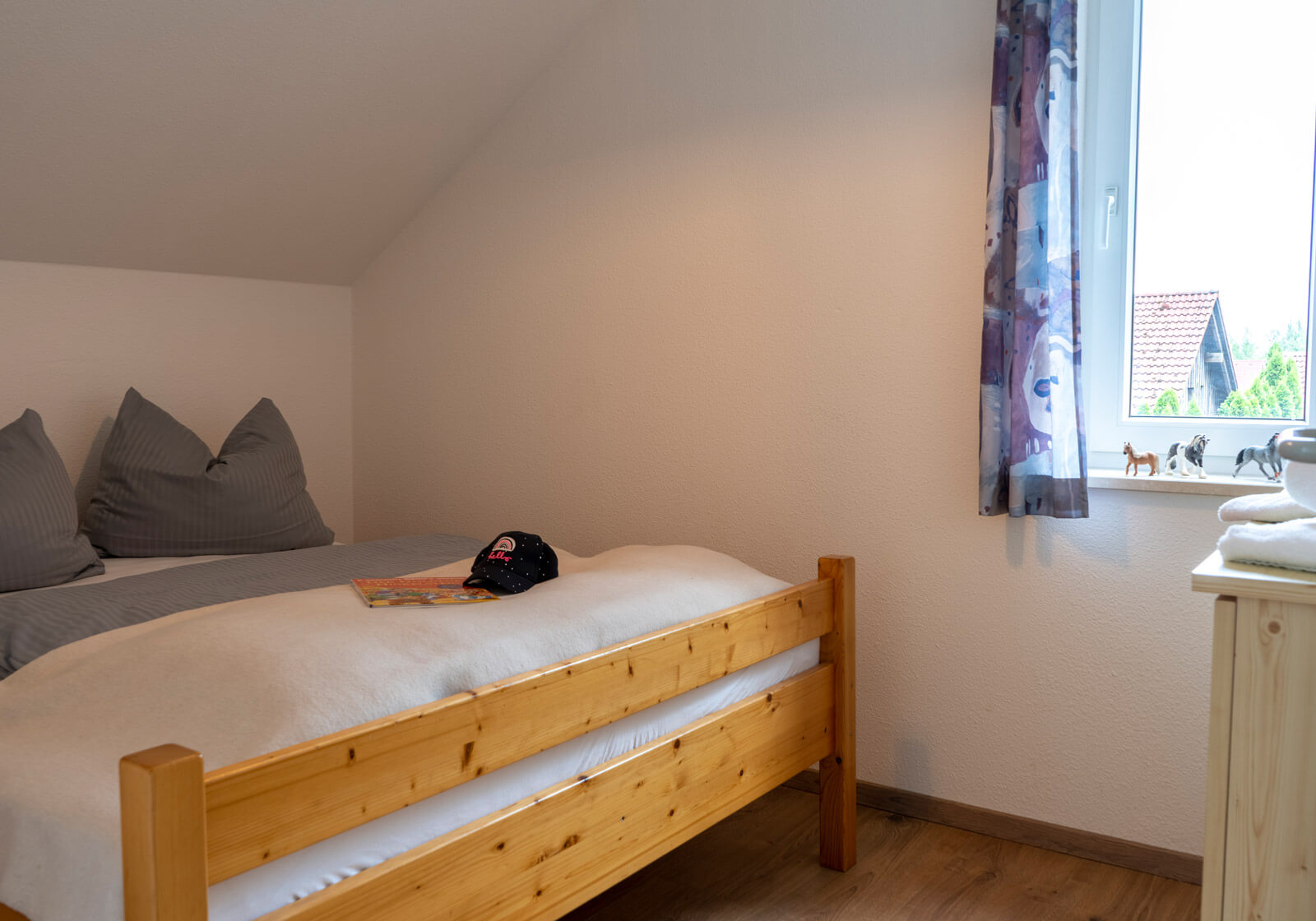 Gemütliches Schlafzimmer mit Fensterblick