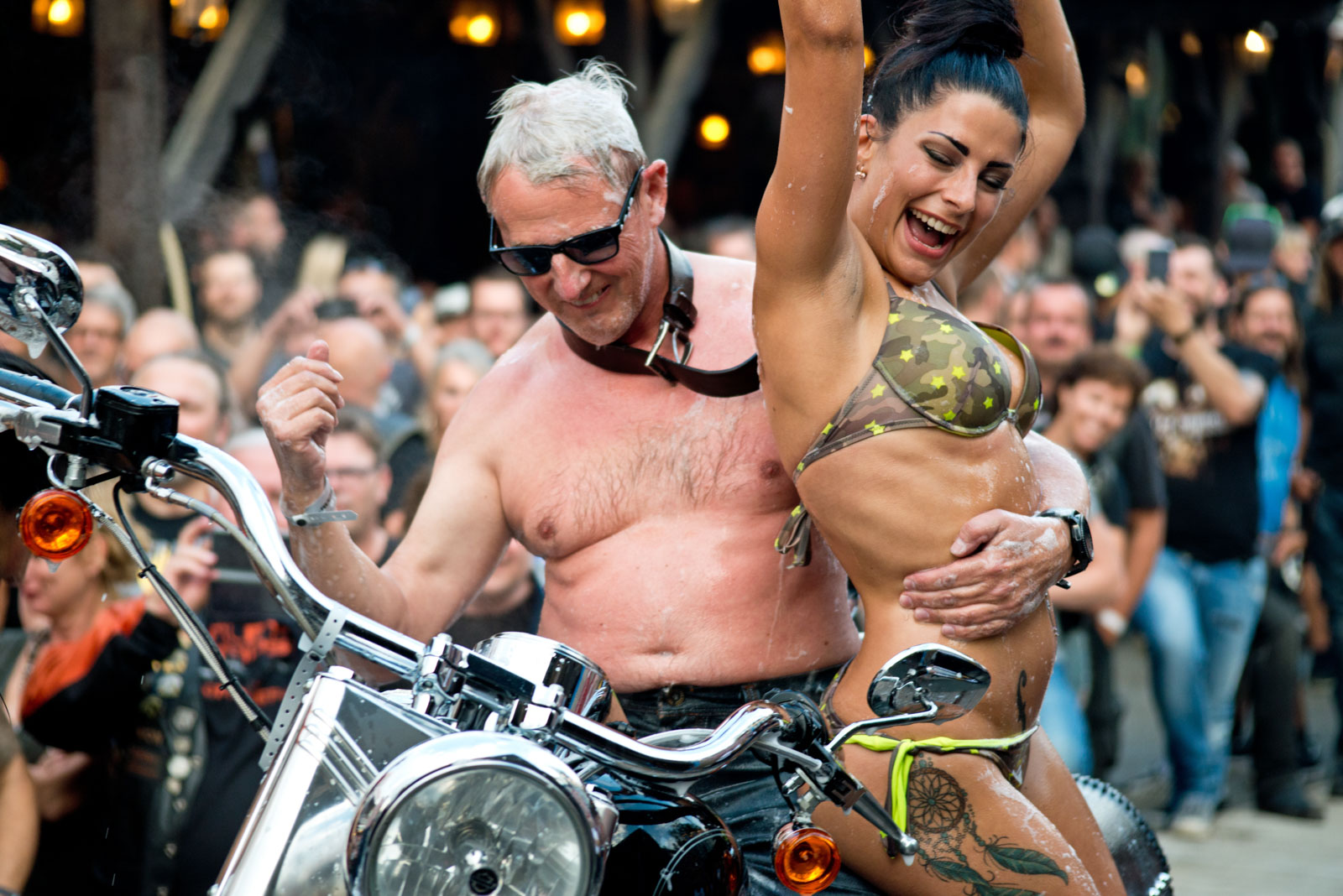 Biker auf Motorrad mit Frau in Bikini