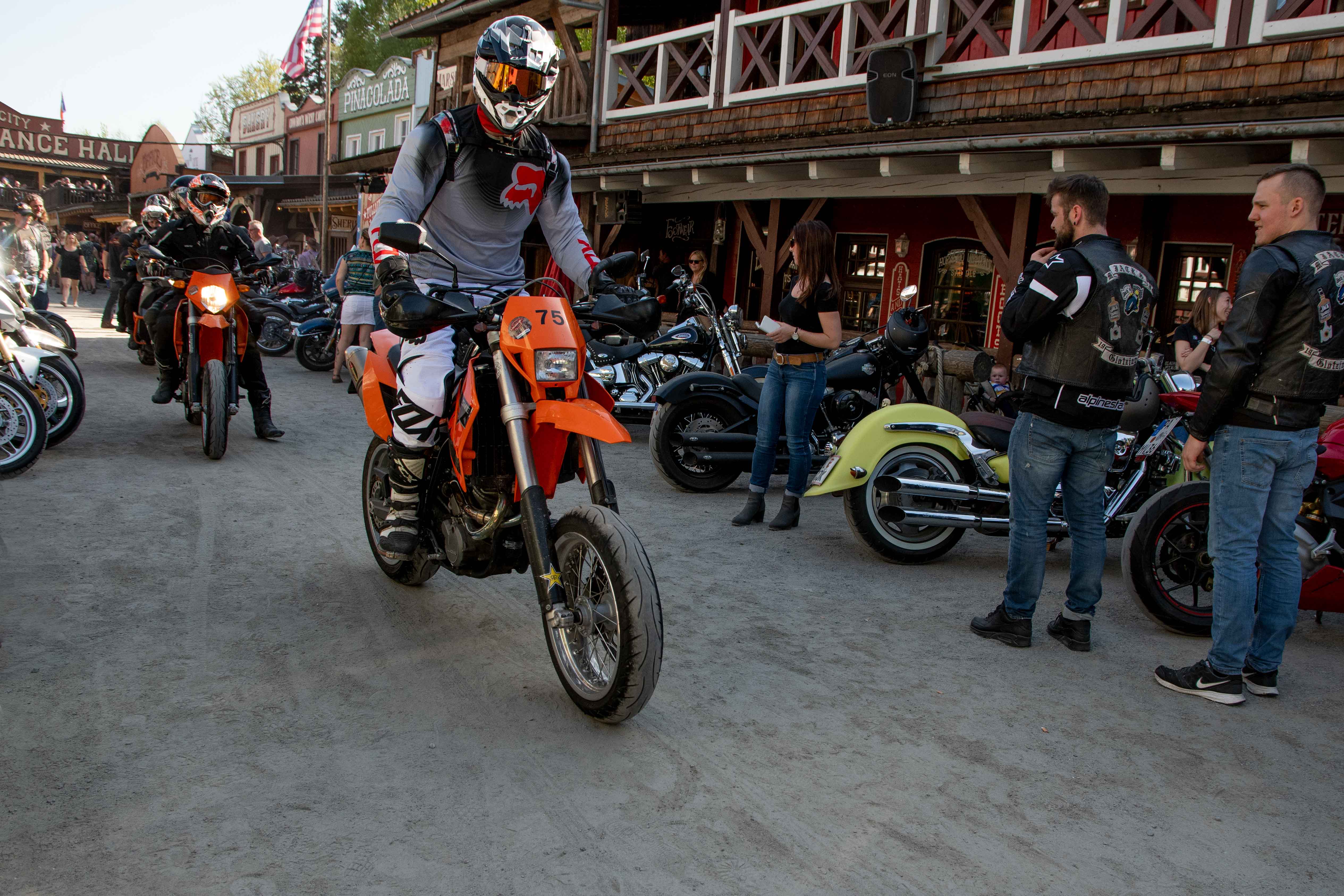 Biker fährt mit Motorrad auf der Main Street der Westernstadt