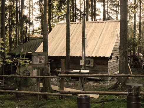 Hütte mit Stahlschornstein