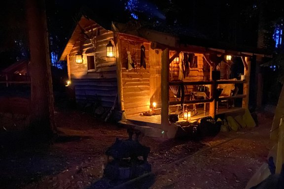 Holzhütte mit Laternen beleuchtet