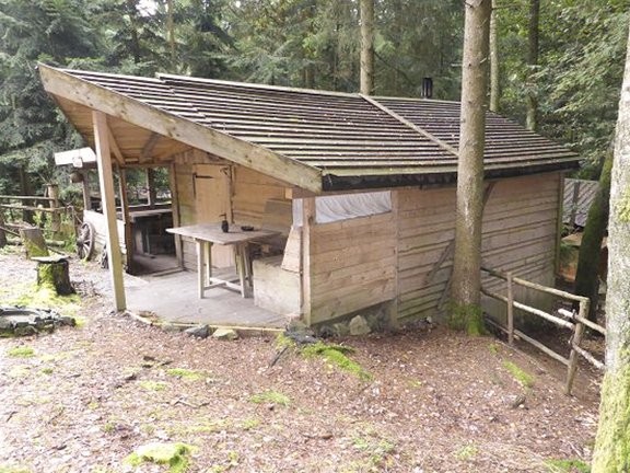 Holzhütte in Wald mit Veranda