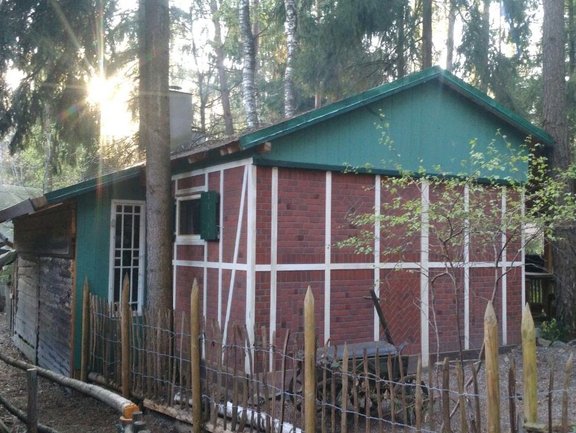 Haus aus Backstein mit grünem Dachgiebel