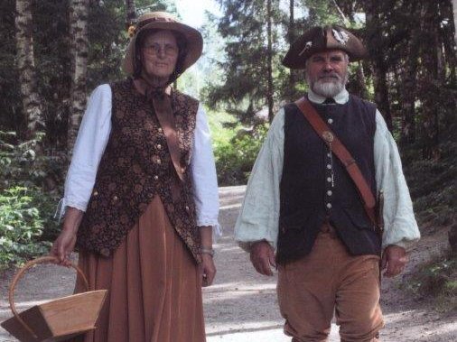 zwei Menschen in historischer Kleidung aus dem 18. Jahrhundert